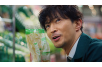 津田健次郎、スーパー店員役を熱演！ イケオジ風、関西弁…どのツダケンが好み？ 明治十勝ヨーグルトWEB CMに登場 画像