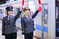 「紫雲寺家の子供たち」万里役・安済知佳＆南役・菱川花菜が1日駅長＆乗務員に就任！「小田急電鉄」コラボ初日レポ 画像