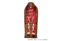 「進撃の巨人」“壁の巨人”寝袋がインパクト大！エレン＆リヴァイのダウンも♪ 「NANGA」コラボアイテムが登場 画像