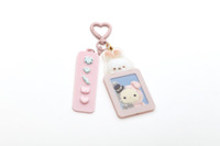 推し活にも便利◎ いしよわちゃん、センチメンタルサーカスが証明写真風シールや文字を選べるキーホルダーで登場 画像