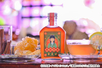 「薬屋のひとりごと」から“猫猫可楽（マオマオコーラ）”登場♪ 薬瓶をイメージしたボトルは飾っても◎ 画像