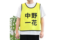 「五等分の花嫁」ビブス姿の三玖、四葉と一緒にスポーツ♪ 実際に着用できるおそろいビブスも発売 画像