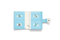 「ドラえもん」“手”をモチーフにしたデザインが大人かわいい♪遊び心と実用性をひとつにした二つ折り財布が登場 画像