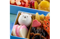 「すみっコぐらし」しろくま、ぺんぎん？、とんかつ…すみっコたちが正月料理“おせち”に♪ セットの卓上カレンダーも便利◎ 画像