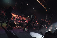 「鬼滅」から「ガンダム」まで欧州を揺るがす熱狂！MAN WITH A MISSION、圧巻のツアーで実力を証明！ 画像