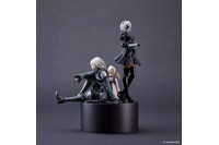 「NieR」2B＆“Replicant”の主人公＆白い少女(フィオ)が夢の共演…！ 15周年記念のグッズBOXが登場 画像