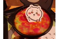 「ちいかわレストラン」に“あ・く・む”到来!? 討伐フェアに“ご機嫌なあのこのパンケーキ”やさすまた風フォークが！ 画像