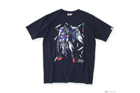 「ガンダムW」ウイングガンダムゼロ＆新機体クロークドカスタムを大胆デザイン！ 筆絵タッチの躍動感溢れるTシャツ登場 画像