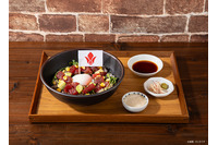 「ガンダム　鉄血のオルフェンズ」“俺たちは家族だ！鉄華丼”、バルバトスの“メイス”をイメージしたチーズドッグなど…10周年記念カフェがオープン 画像