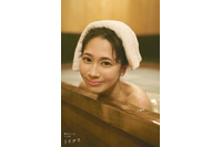 「ラブライブ！蓮ノ空」声優・野中ここな、制服姿や入浴カット、海辺の乗馬姿も幻想的♪ 1st写真集が1月15日発売 画像