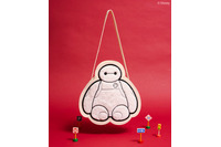 「ベイマックス」ふわっとトートバッグや、名シーンのスマホタブチャームも！レトロポップな世界観がかっこいい♪ 雑貨登場 画像