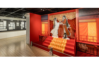 「天官賜福」展、日本初公開の新作ムービーやミニ屏風ほか新グッズ追加で見どころ多数！愛知会場が3月7日開幕 画像