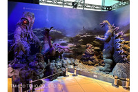 「ゴジラ」ド迫力!! 対峙するゴジラとへドラ、エビラがお出迎え！ホテルグレイスリー新宿に新ジオラマ登場 画像