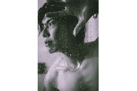 声優・佐藤拓也をセクシーに暴く…！高級ホテルのスイートルームでの色気満載ショットが眼福♪  20周年記念写真集先行カット 画像