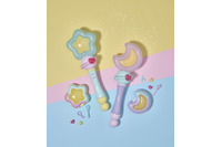 「ぴえろ魔法少女」最新作「魔法の姉妹ルルットリリィ」変身＆魔法アイテムが商品化！“変身モード”や録り下ろしボイス搭載 画像