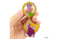 「アナ雪」オラフや「ラプンツェル」の大きめピンバッジが登場♪ 揺れるチャームや回転ギミックにも注目！ 画像