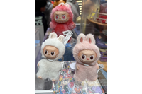 「ラブブ」絵本の妖精から世界的トップIPへ― 中国発の“不気味かわいい”キャラクターの躍進を振り返る 画像