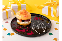 “黒閃”ドーナツサンドが美味しそう♪ 「呪術廻戦」1年ズ、2年生、さしす組がアニメ5周年をお祝い！ 東京・名古屋・大阪で「呪術廻戦カフェ2026 5th Anniversary」開催決定 画像