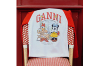 「ディズニー」×GANNIコラボ第3弾！ デイジーとミニーの大冒険を大胆にプリント♪ Tシャツやスウェット、アクセサリーがラインナップ 画像