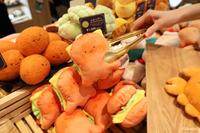まるで本物のパン屋!? 「にっこりーノ」POPUP SHOP「にっこりーノベーカリー」が初開催！ トレーに乗せて買い物を楽しめる 画像