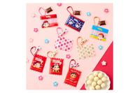 「不二家」ペコちゃんとポコちゃんのお菓子がチャーム＆ミニポーチに♪可愛さ満点の食玩が登場 画像