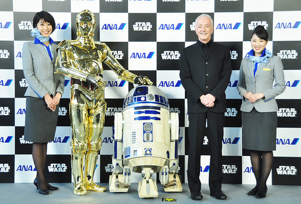 スター・ウォーズ」C-3PO役アンソニー・ダニエルズ、相棒のR2-D2と共に 