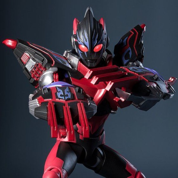 ウルトラマンエックスダークネス”がダークネスゴモラアーマーとともに