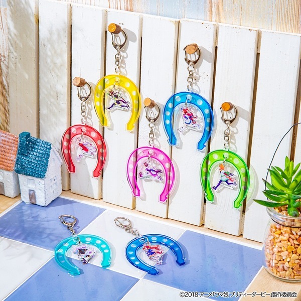 ウマ娘　ファインモーション蹄鉄ホルダー ウマ娘」蹄鉄をイメージしたキーホルダーや、Tシャツが登場