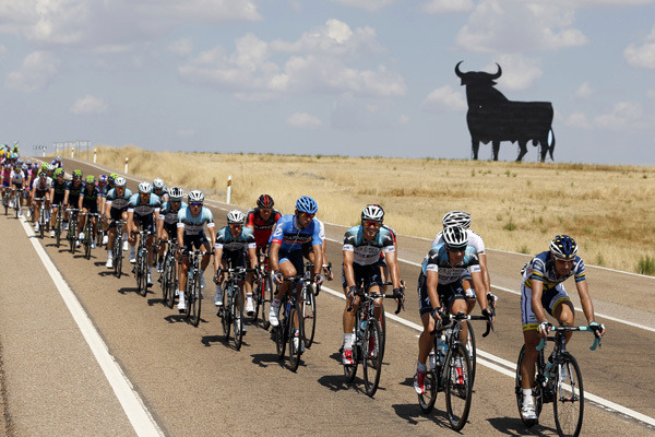 J Sportsと 弱虫ペダル がコラボ スペインのサイクルロードレース特番に山下大輝 代永翼 2枚目の写真 画像 アニメ アニメ