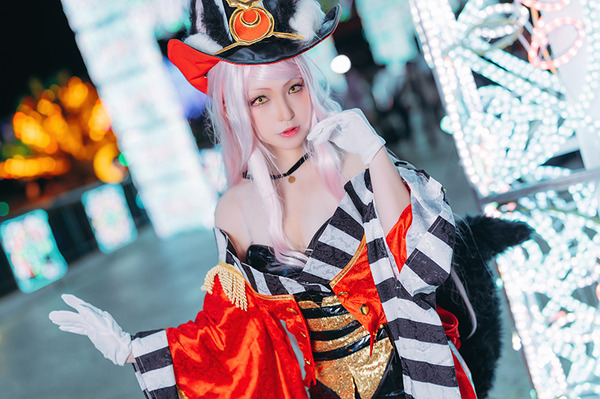 コスプレ】「FGO」闇のコヤンスカヤがイルミネーションをバックに輝き