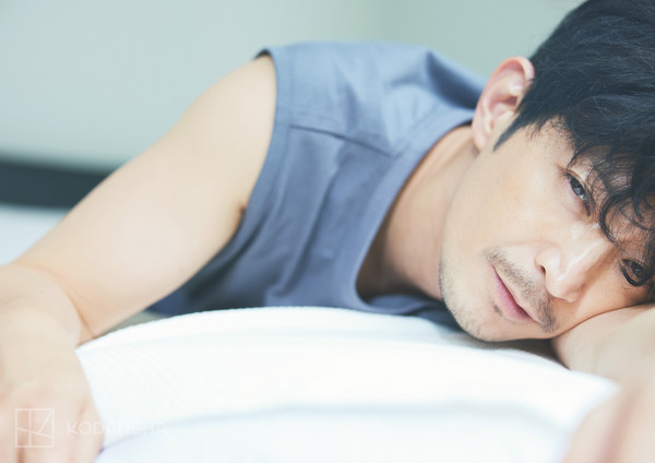 津田健次郎の最新写真集「ささやき」は全144ページオール撮り下ろし