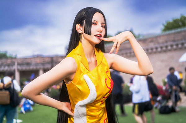 ワンピース ハンコック コスプレ コスプレ】長身美女が「ONE PIECE」の女帝ハンコックを完全再現！腰の