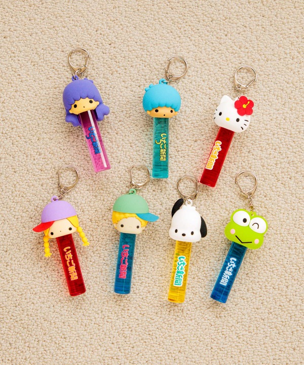 サンリオ「月刊いちご新聞」デザインのキーホルダー、親子コーデが