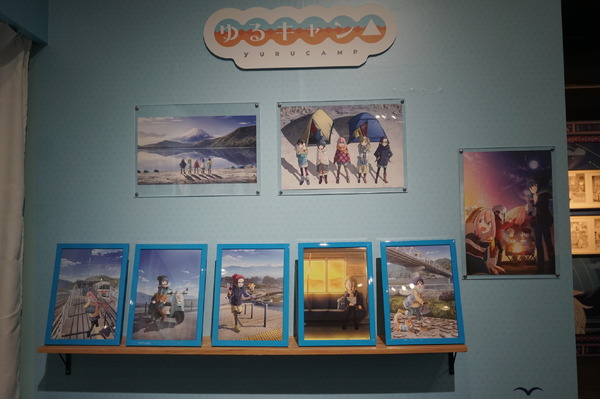 ゆるキャン△10周年展 メタル賽銭箱 ”夜景交換ver” 10周年展限定セット ゆるキャン△』10周年記念！展覧会で展示される巨大ジオラマをみんなで