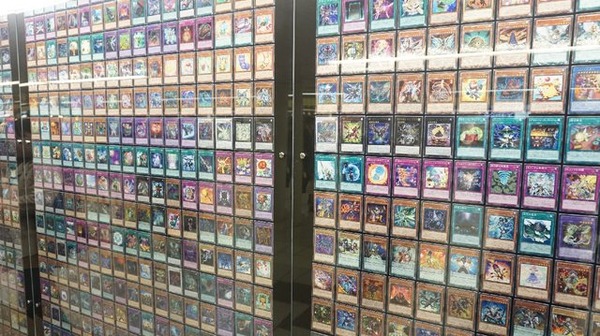 新宿駅に「遊戯王」 これまで発行された全7649カードを展示、幻の