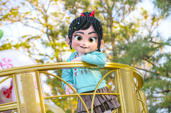 ディズニーランドのパレードがカラフルに帰還！