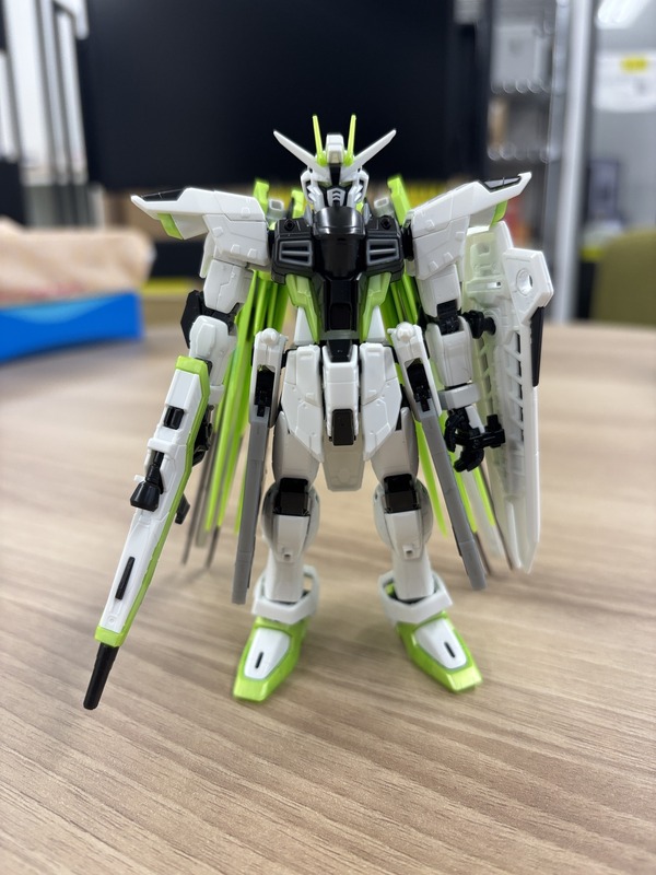 緑のフリーダムガンダム、漆黒のウイングガンダムゼロが新鮮