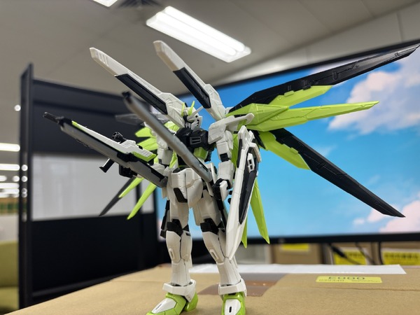 緑のフリーダムガンダム、漆黒のウイングガンダムゼロが新鮮