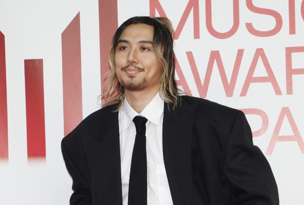 藤井風 独創性際立つ!レッドカーペット&授賞フォト公開! 「MUSIC AWARDS JAPAN 2026」で喜びのコメントも