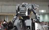 ワンフェス2012夏に登場　搭乗可能な巨大ロボット「クラタス」、幕張メッセに立つ 画像