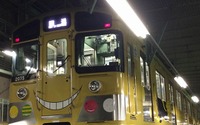 「殺せんせーラッピング電車」が西武鉄道に登場 真っ黄色の車両で作品をPR 画像