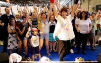 伊勢大貴、フランスでニンニンジャーを踊る 「忍ばず踊ってみた！」 Japan Expoで披露 画像