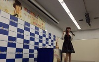 黒崎真音、9thシングル発売記念イベントでファンと一緒に“乾杯” 画像