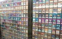 新宿駅に「遊戯王」　これまで発行された全7649カードを展示、幻の「青眼の究極竜」も 画像