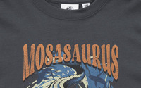 「ジュラシック・ワールド」×GUコラボ！ 世界観をヴィンテージ風グラフィックでTシャツに！ 人気のモササウルスも登場 画像