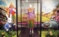 「アリス・イン・ワンダーランド」ジョニー・デップ着用衣装も　銀座三越で展示 画像