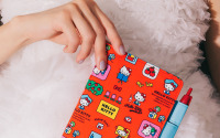 ハローキティの2027年版「ほぼ日手帳」登場！ “ハローキティ クラシック”デザインの手帳＆文具17種を発売 画像