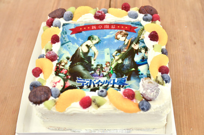 「ディバインゲート」シリーズ4周年を記念したお祝いケーキが編集部に到着