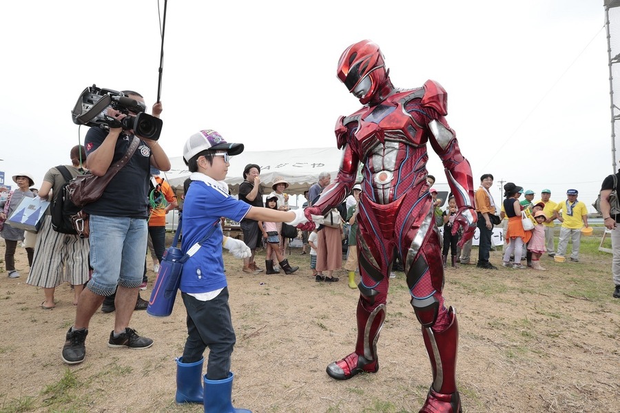 「パワーレンジャー」田んぼアートが完成！ 観察会にレッドレンジャーも登場