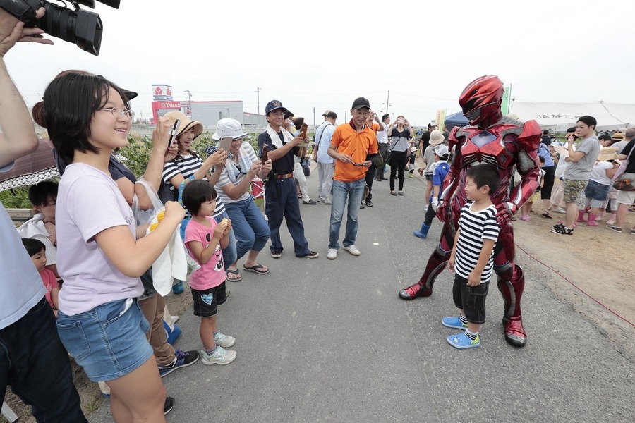 「パワーレンジャー」田んぼアートが完成！ 観察会にレッドレンジャーも登場